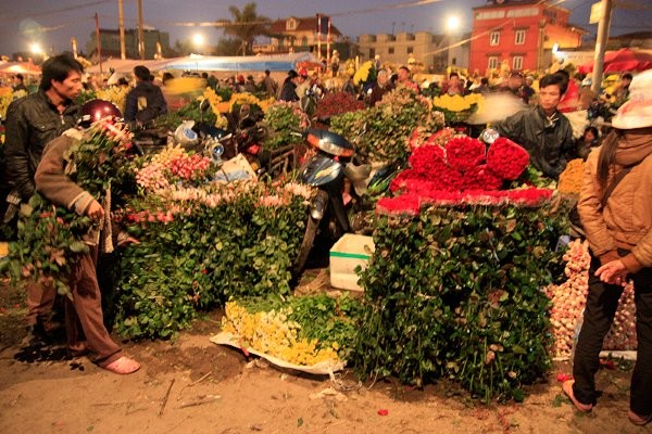 Quang Ba night flower market - ảnh 2
